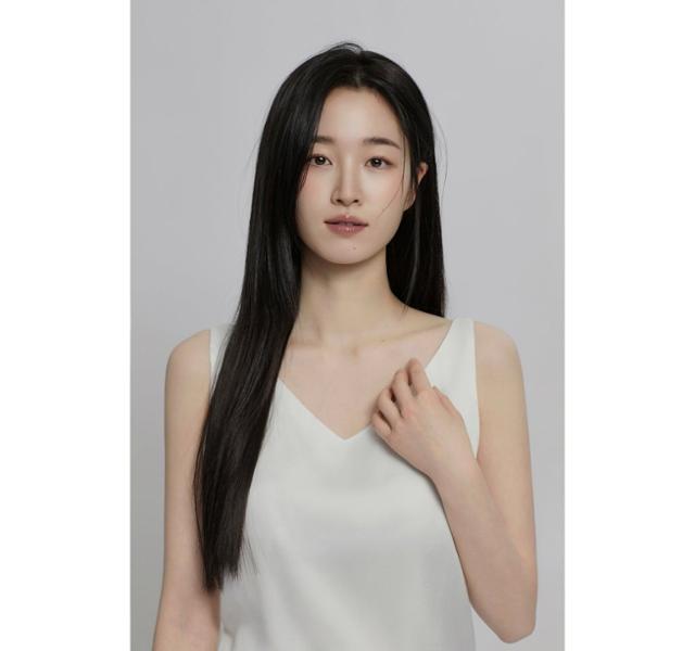 노란 수영복에 섹시한 몸매 어필하는 존예 처자