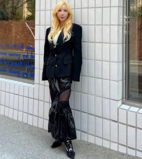 노란 수영복에 섹시한 몸매 어필하는 존예 처자