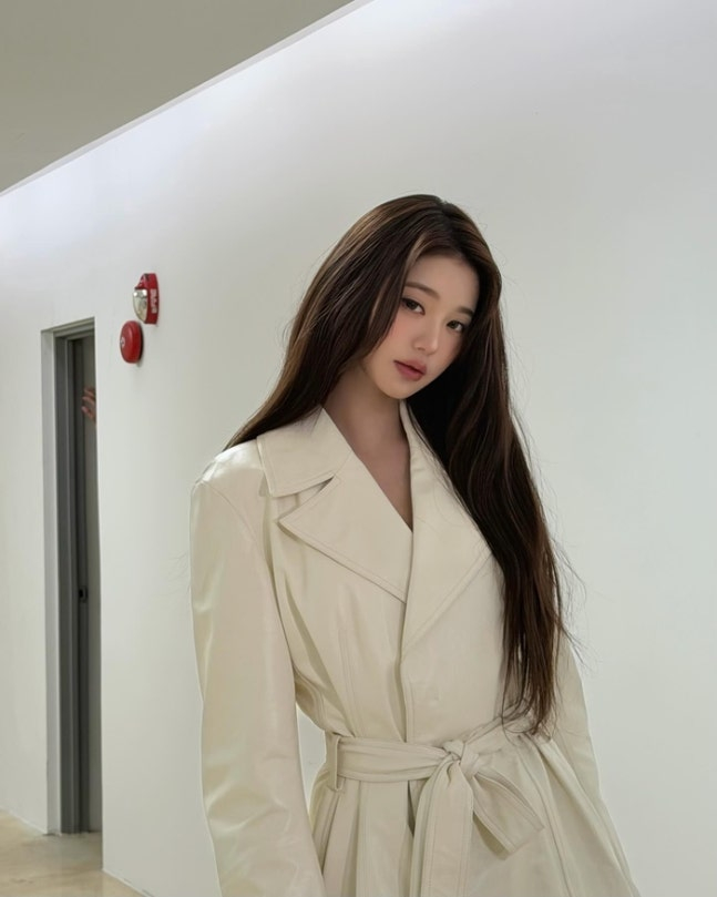 노란 수영복에 섹시한 몸매 어필하는 존예 처자