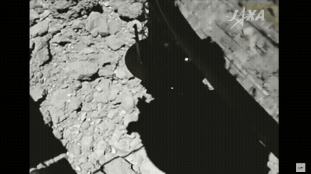 하야부사 2호가 2019년 2월 22일 소행성 류구에서 샘플을 채취하고 있다. [사진=JAXA]