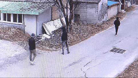 모자와 마스크로 얼굴을 가린 채 충북 진천의 한 주택으로 이동하는 일당. (CCTV 화면)