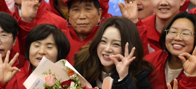 노란 수영복에 섹시한 몸매 어필하는 존예 처자