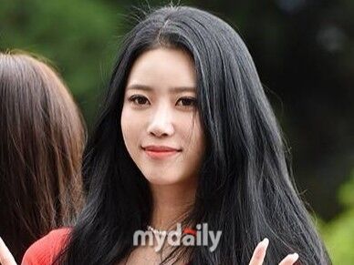 노란 수영복에 섹시한 몸매 어필하는 존예 처자