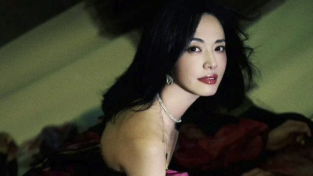 노란 수영복에 섹시한 몸매 어필하는 존예 처자