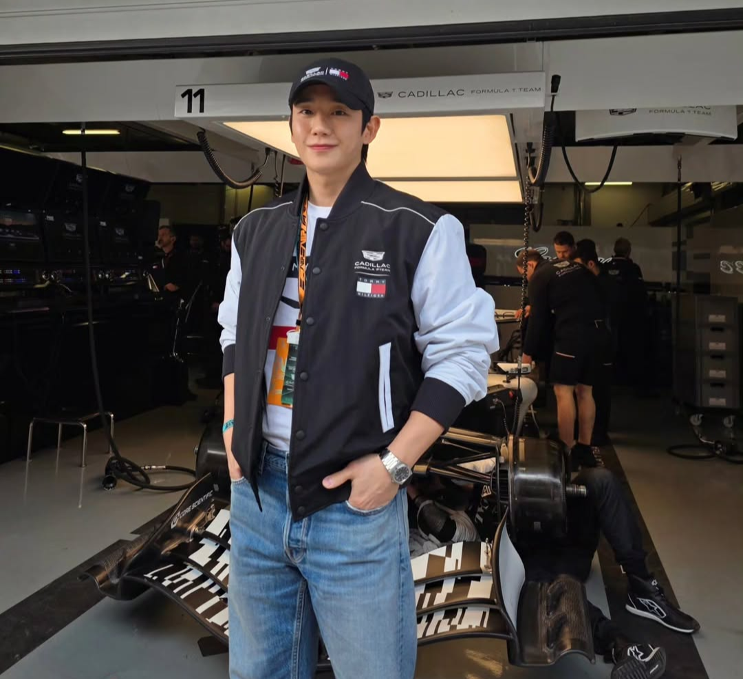 노란 수영복에 섹시한 몸매 어필하는 존예 처자