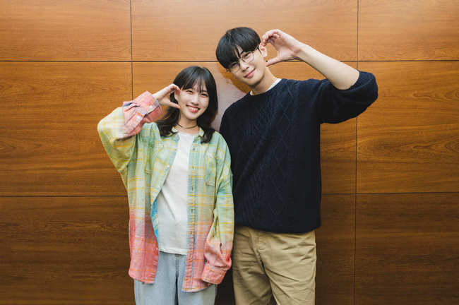 노란 수영복에 섹시한 몸매 어필하는 존예 처자