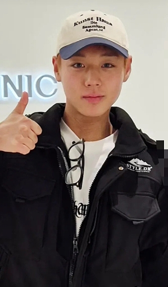 노란 수영복에 섹시한 몸매 어필하는 존예 처자