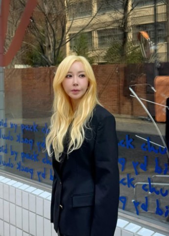 노란 수영복에 섹시한 몸매 어필하는 존예 처자