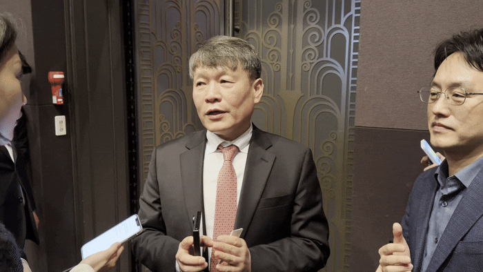 [서울=뉴시스] 류인선 기자 = 이규석 현대모비스 사장이 17일 오전 서울 강남구 GS타워 1층 아모리스홀에서 열린 정기 주주총회를 마치고 취재진 질문에 답하고 있다. 2026.3.17. photo@newsis.com *재판매 및 DB 금지