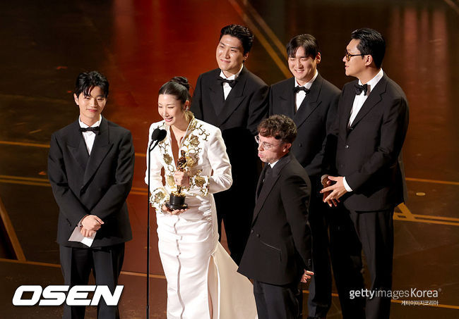 노란 수영복에 섹시한 몸매 어필하는 존예 처자