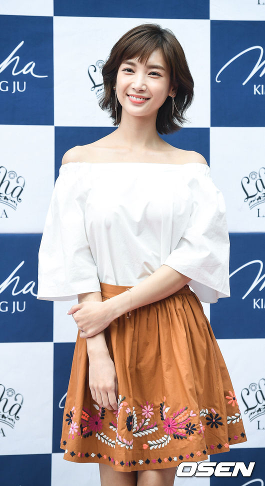 노란 수영복에 섹시한 몸매 어필하는 존예 처자