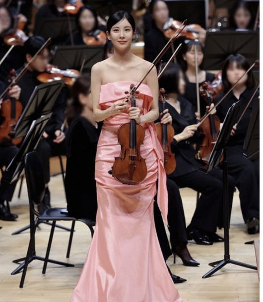 노란 수영복에 섹시한 몸매 어필하는 존예 처자