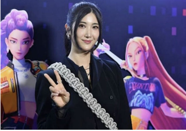 노란 수영복에 섹시한 몸매 어필하는 존예 처자