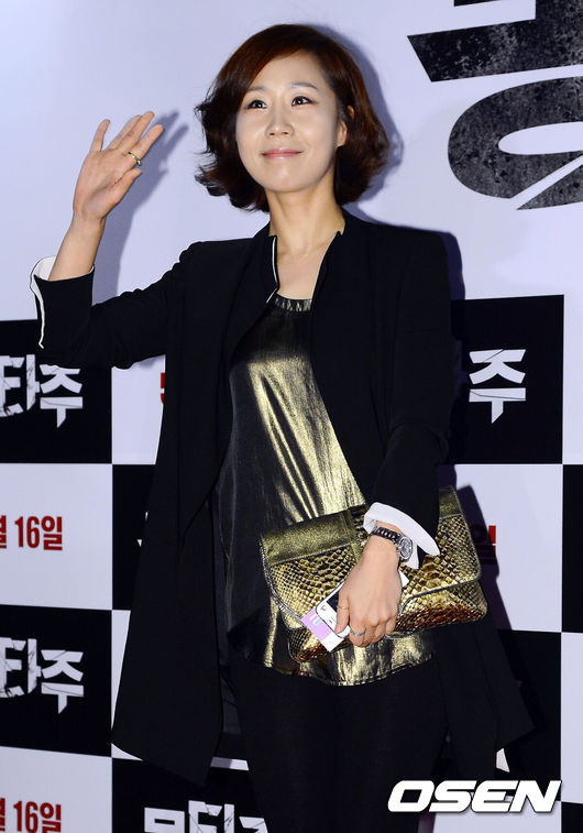 노란 수영복에 섹시한 몸매 어필하는 존예 처자