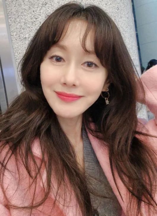 노란 수영복에 섹시한 몸매 어필하는 존예 처자