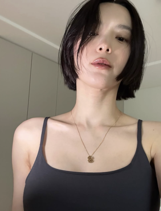 노란 수영복에 섹시한 몸매 어필하는 존예 처자