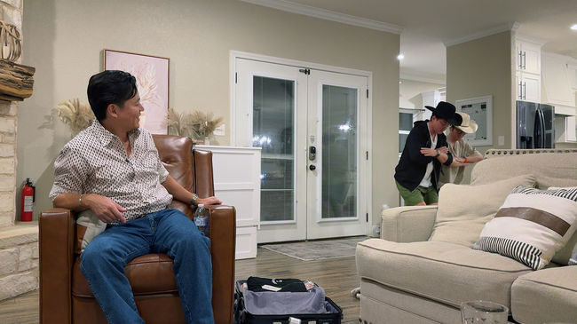 노란 수영복에 섹시한 몸매 어필하는 존예 처자