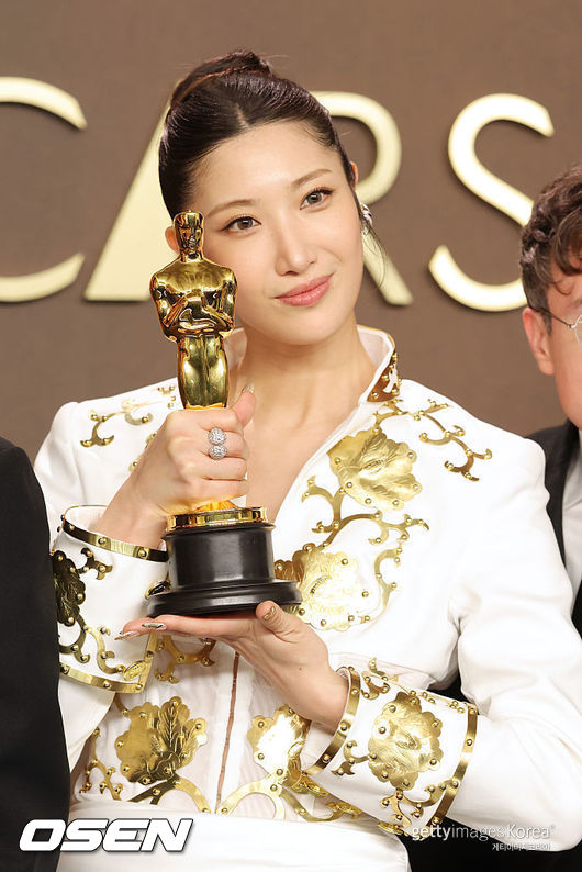 노란 수영복에 섹시한 몸매 어필하는 존예 처자