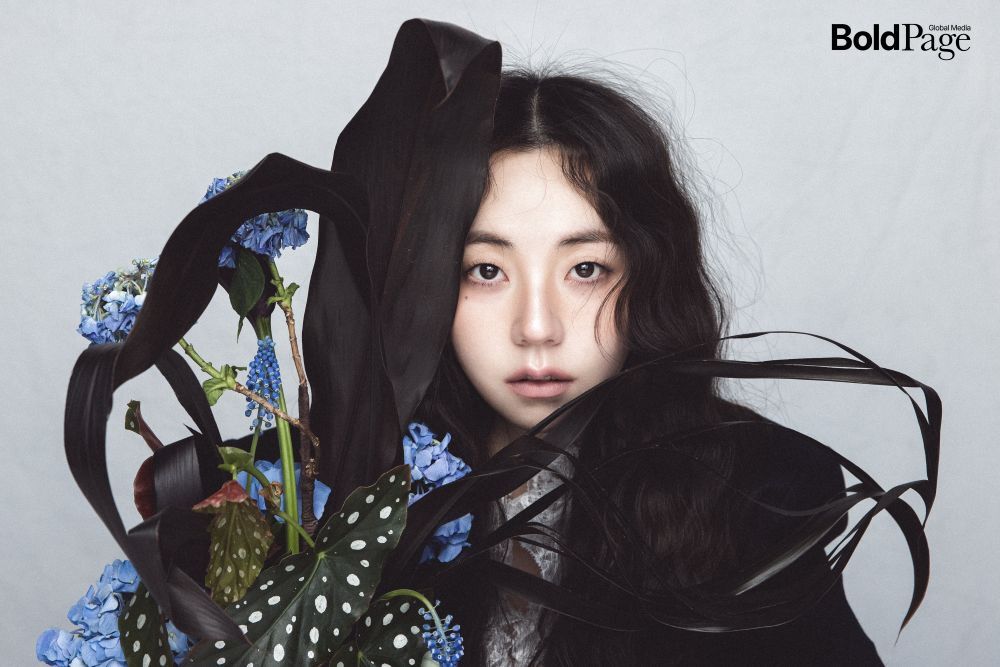 노란 수영복에 섹시한 몸매 어필하는 존예 처자