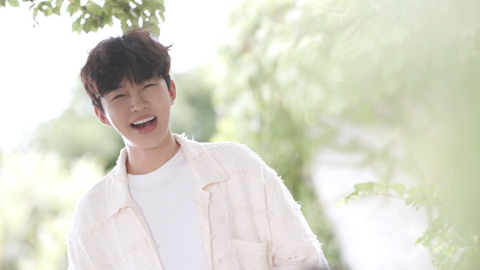 노란 수영복에 섹시한 몸매 어필하는 존예 처자