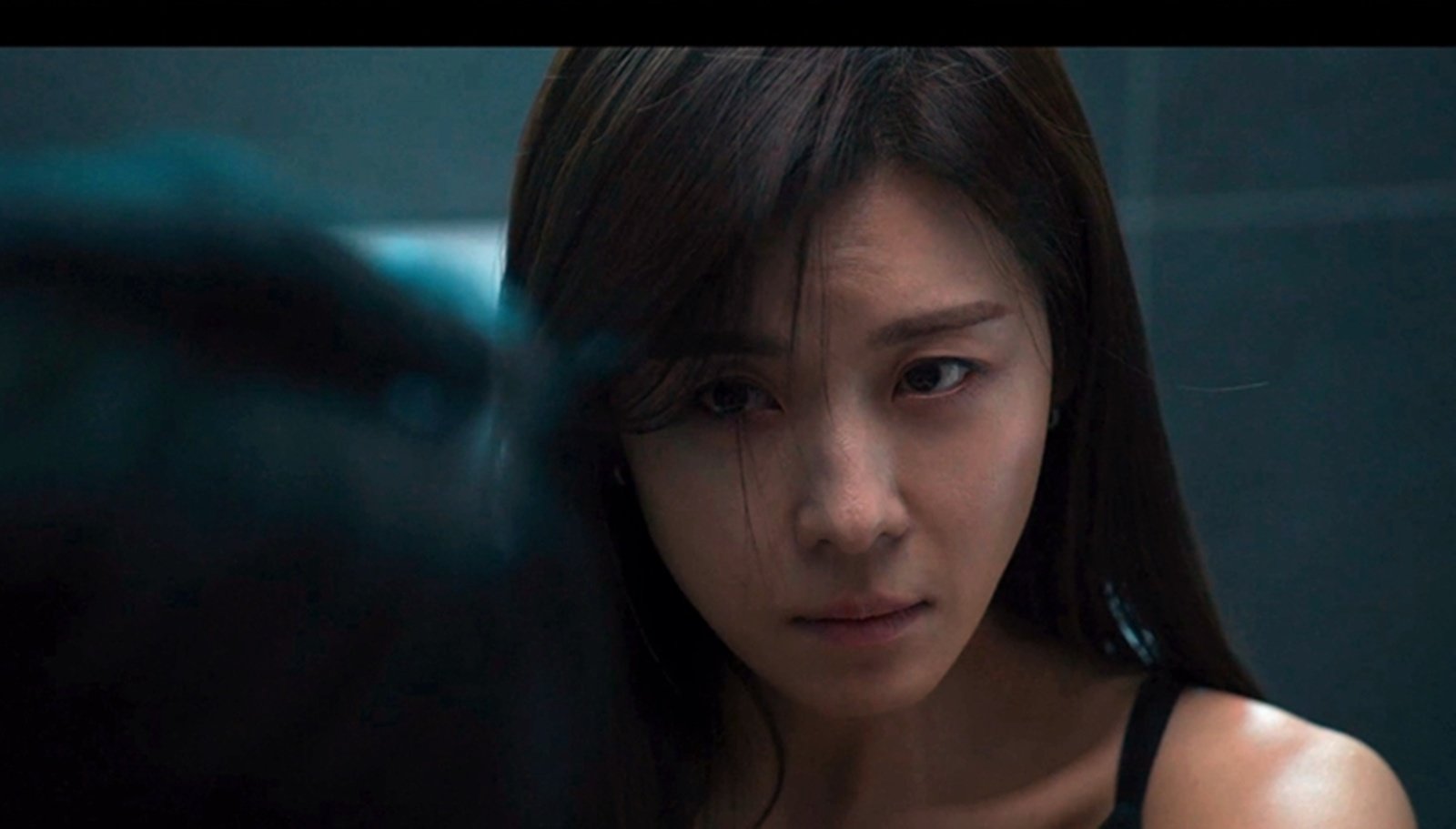 노란 수영복에 섹시한 몸매 어필하는 존예 처자