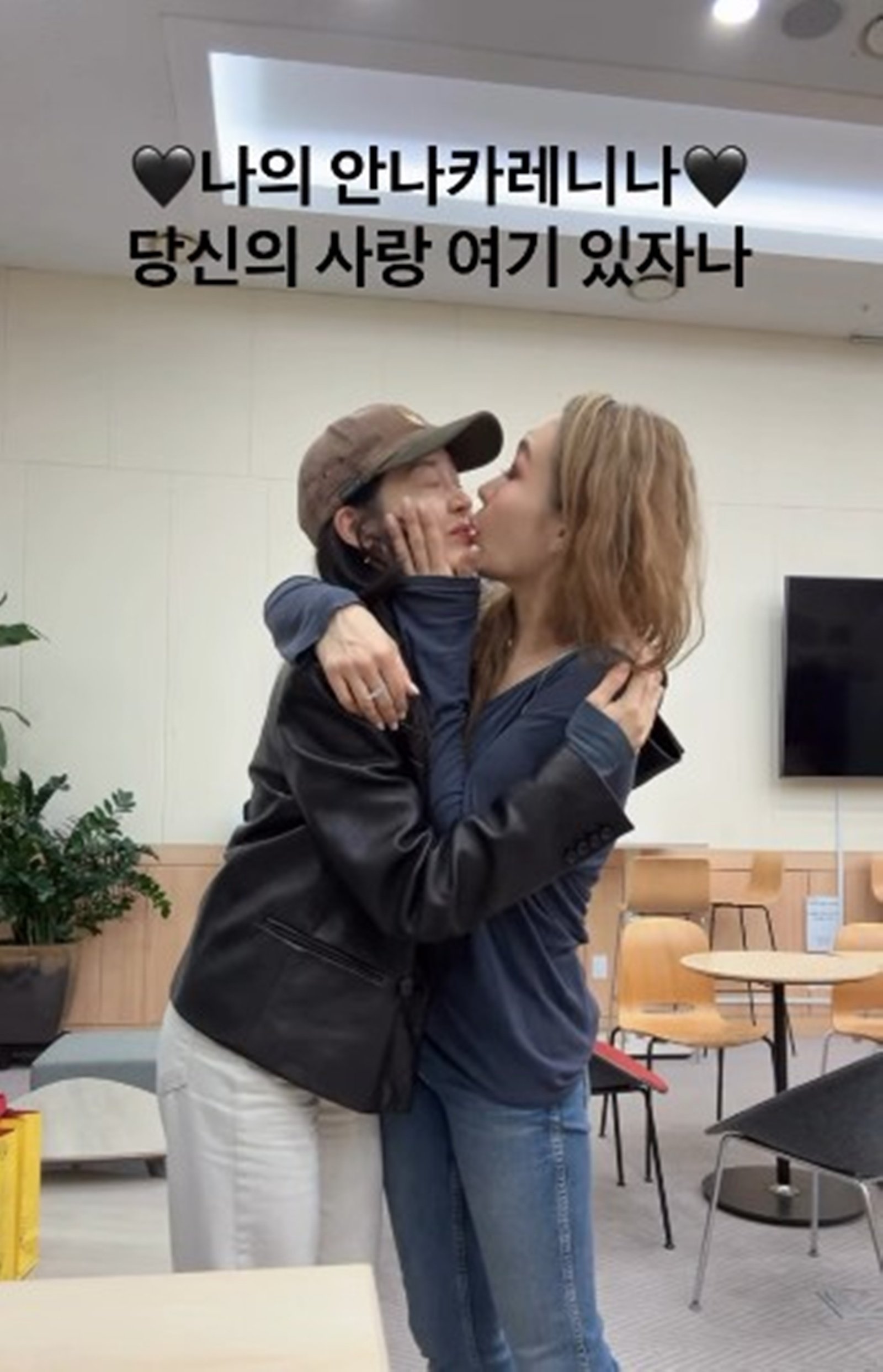 노란 수영복에 섹시한 몸매 어필하는 존예 처자