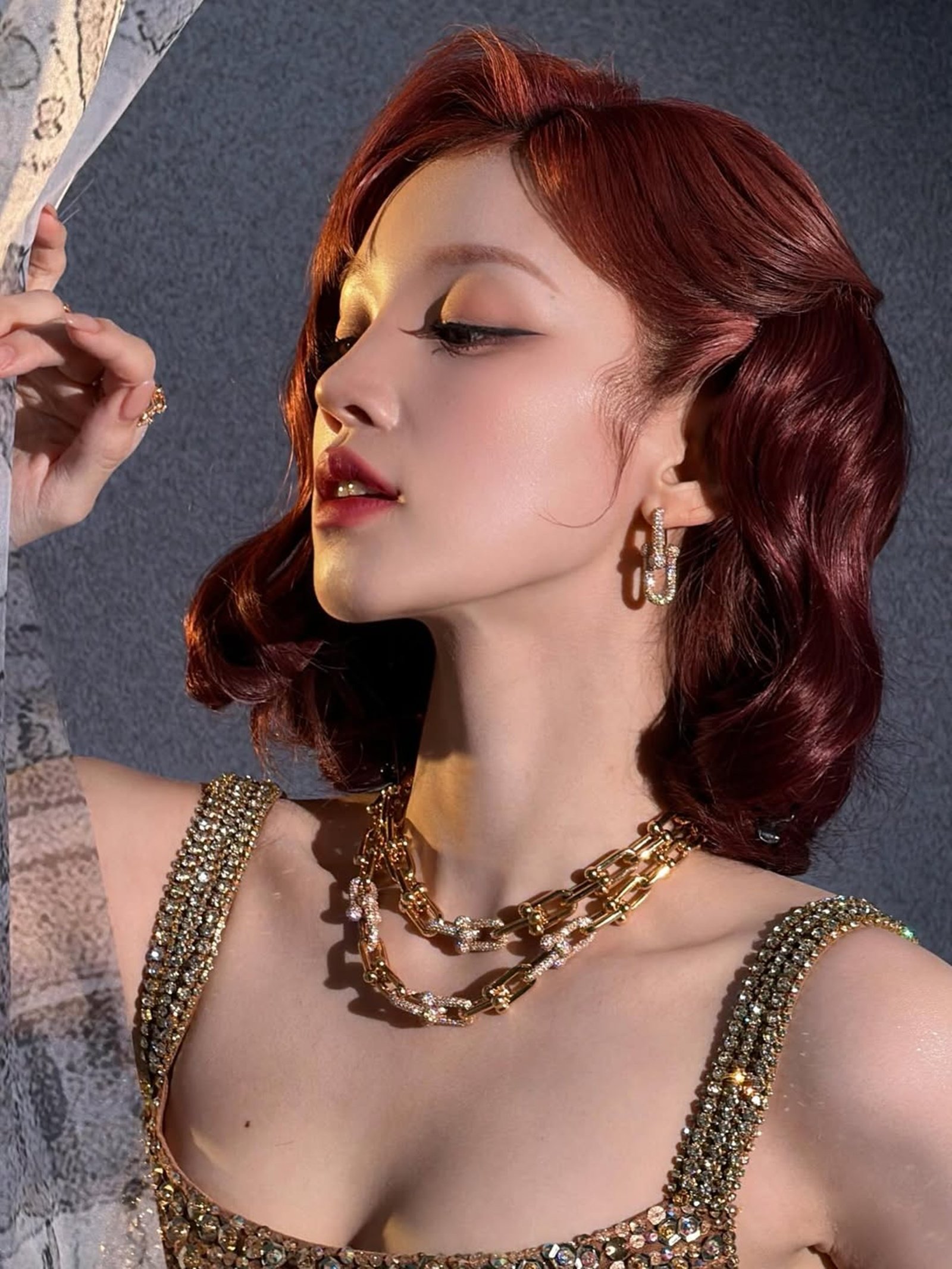 노란 수영복에 섹시한 몸매 어필하는 존예 처자