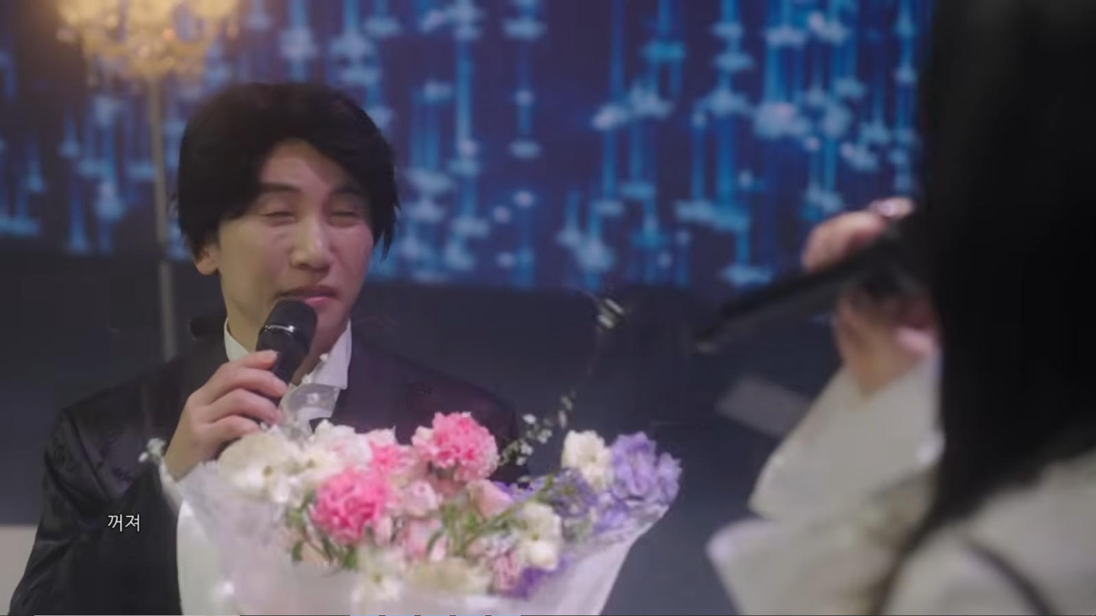 노란 수영복에 섹시한 몸매 어필하는 존예 처자