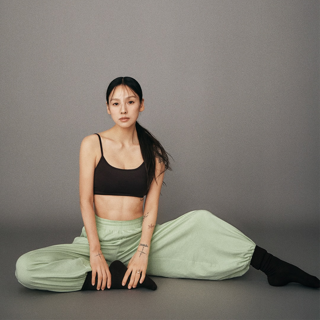 노란 수영복에 섹시한 몸매 어필하는 존예 처자