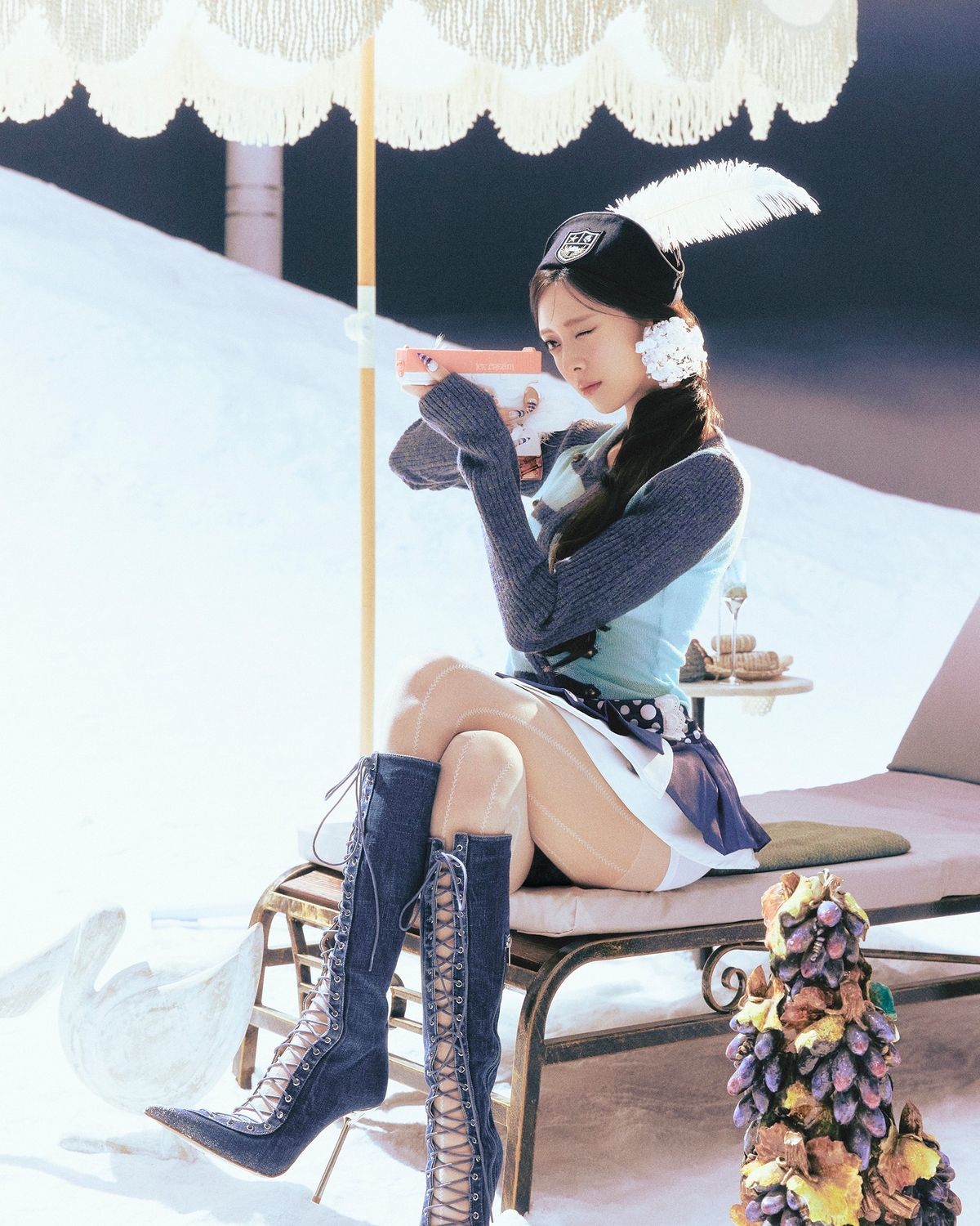 노란 수영복에 섹시한 몸매 어필하는 존예 처자