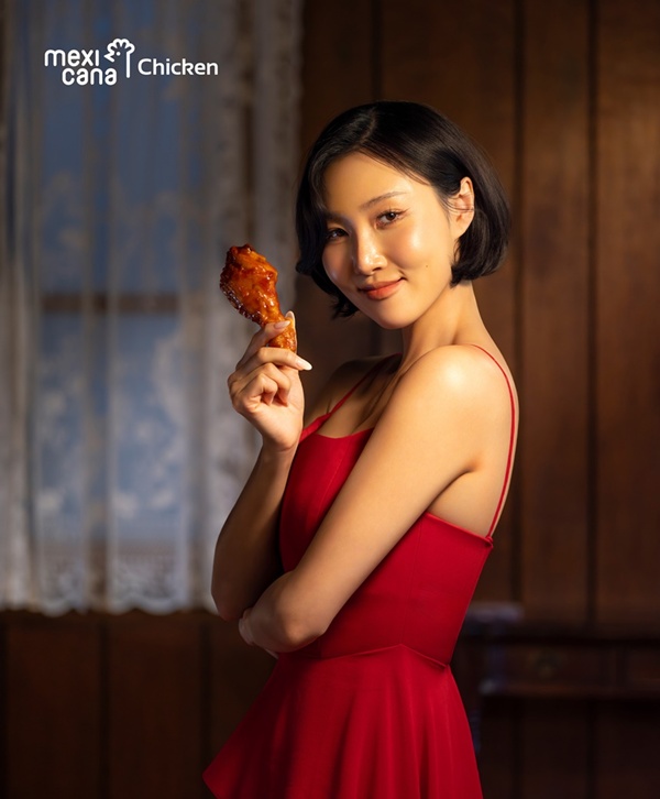 노란 수영복에 섹시한 몸매 어필하는 존예 처자