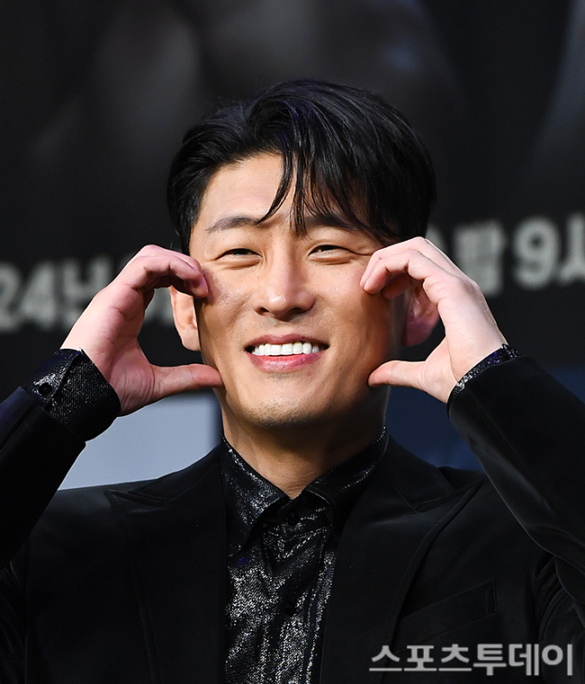 노란 수영복에 섹시한 몸매 어필하는 존예 처자