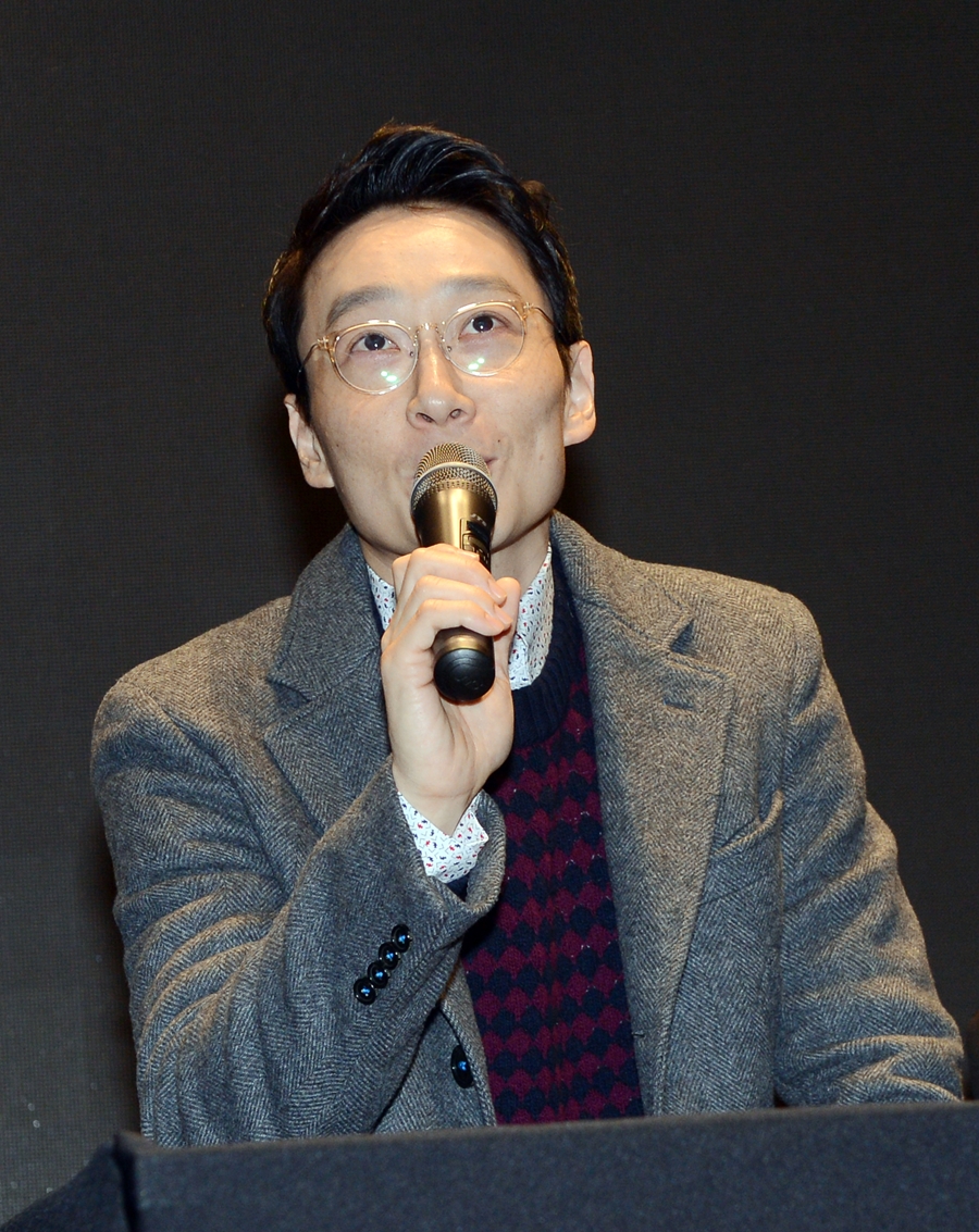 노란 수영복에 섹시한 몸매 어필하는 존예 처자