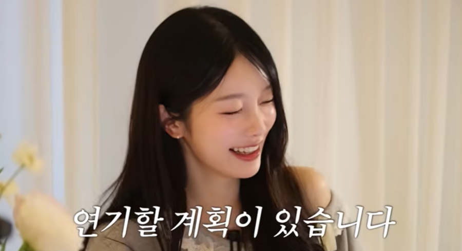 노란 수영복에 섹시한 몸매 어필하는 존예 처자