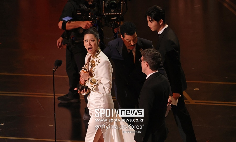 노란 수영복에 섹시한 몸매 어필하는 존예 처자