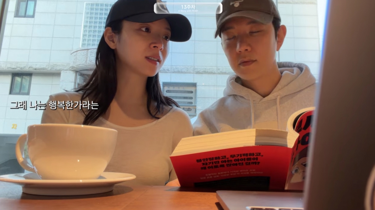 노란 수영복에 섹시한 몸매 어필하는 존예 처자