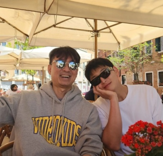 노란 수영복에 섹시한 몸매 어필하는 존예 처자