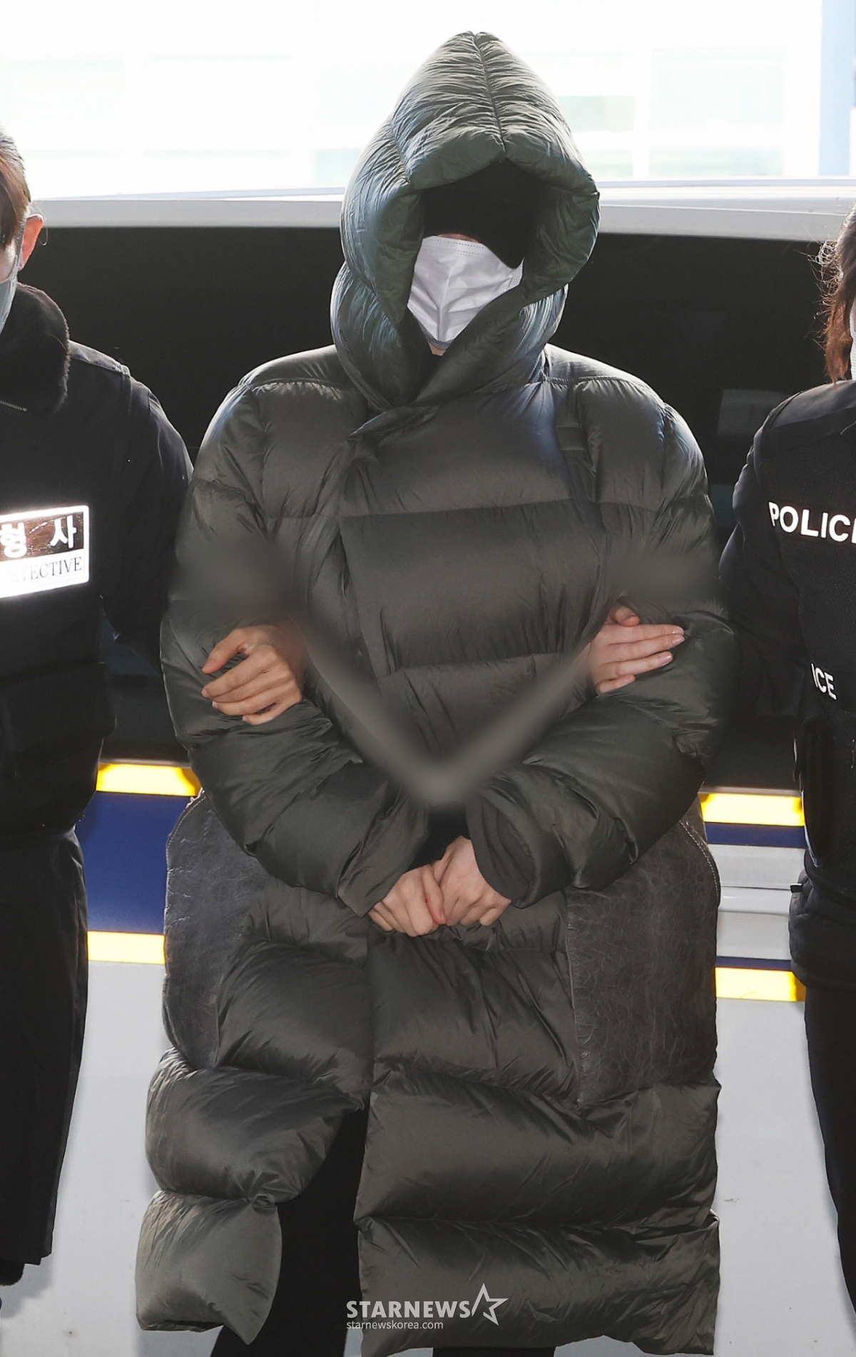 노란 수영복에 섹시한 몸매 어필하는 존예 처자