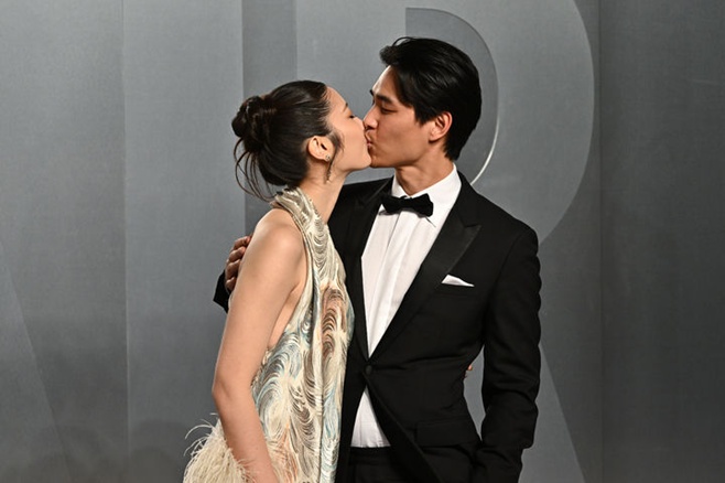 노란 수영복에 섹시한 몸매 어필하는 존예 처자