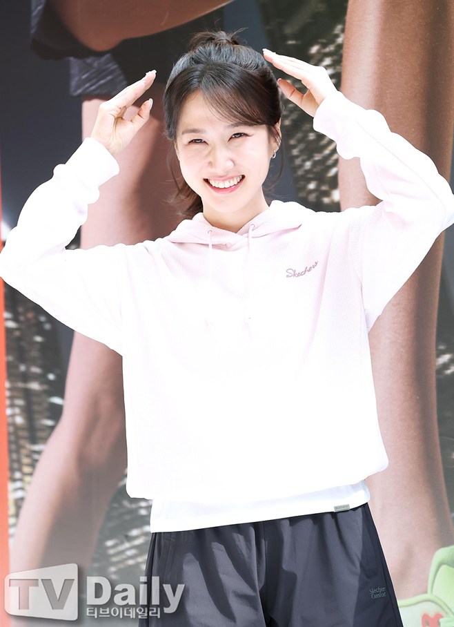 노란 수영복에 섹시한 몸매 어필하는 존예 처자