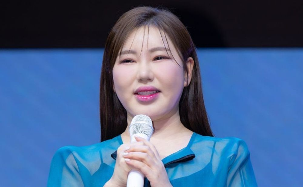 노란 수영복에 섹시한 몸매 어필하는 존예 처자