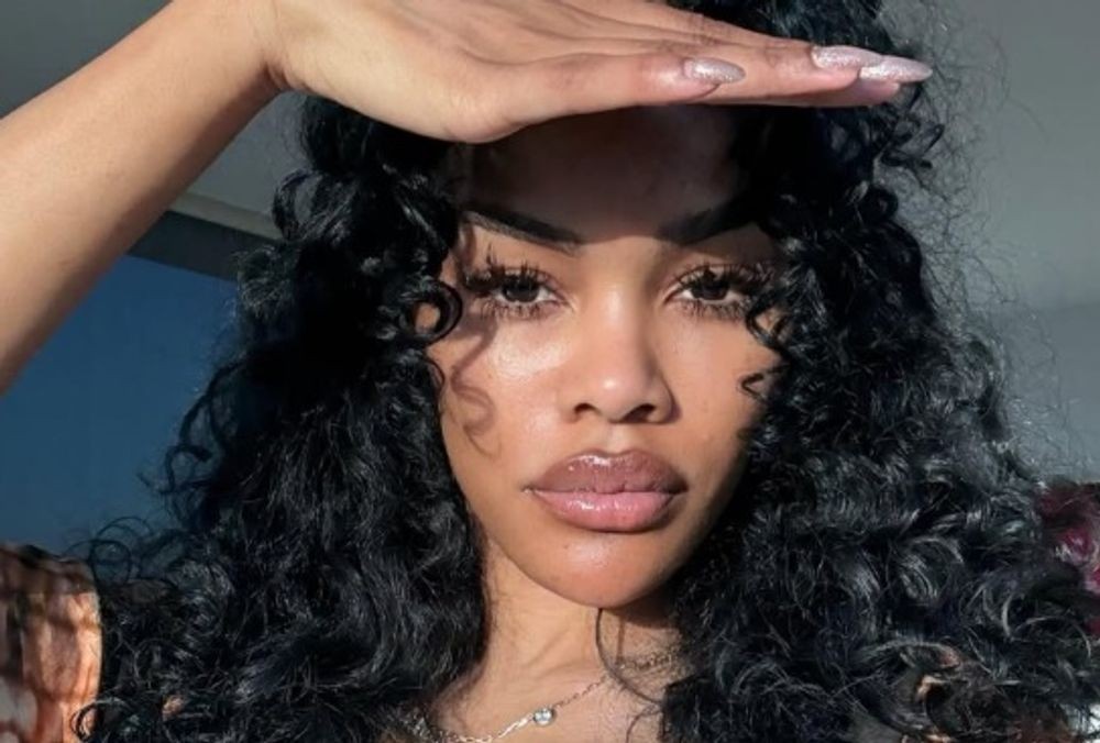 노란 수영복에 섹시한 몸매 어필하는 존예 처자