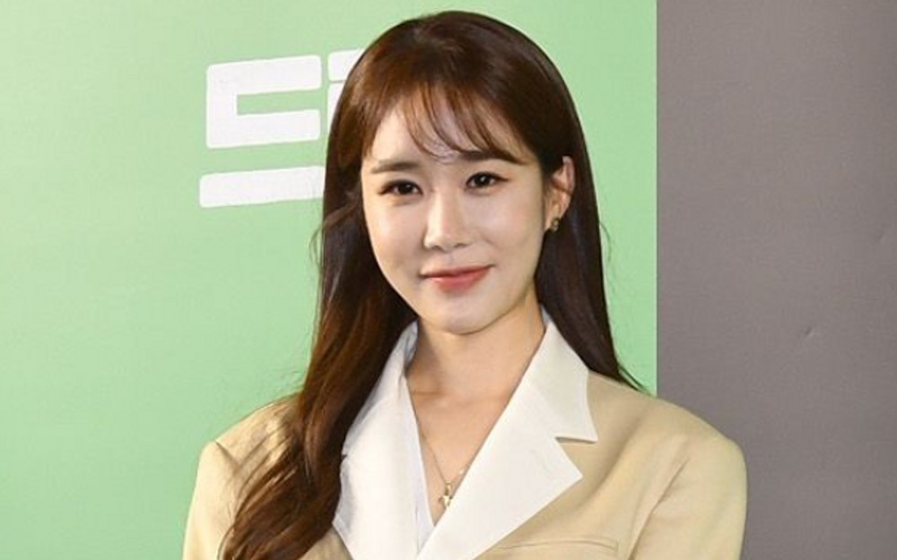 노란 수영복에 섹시한 몸매 어필하는 존예 처자