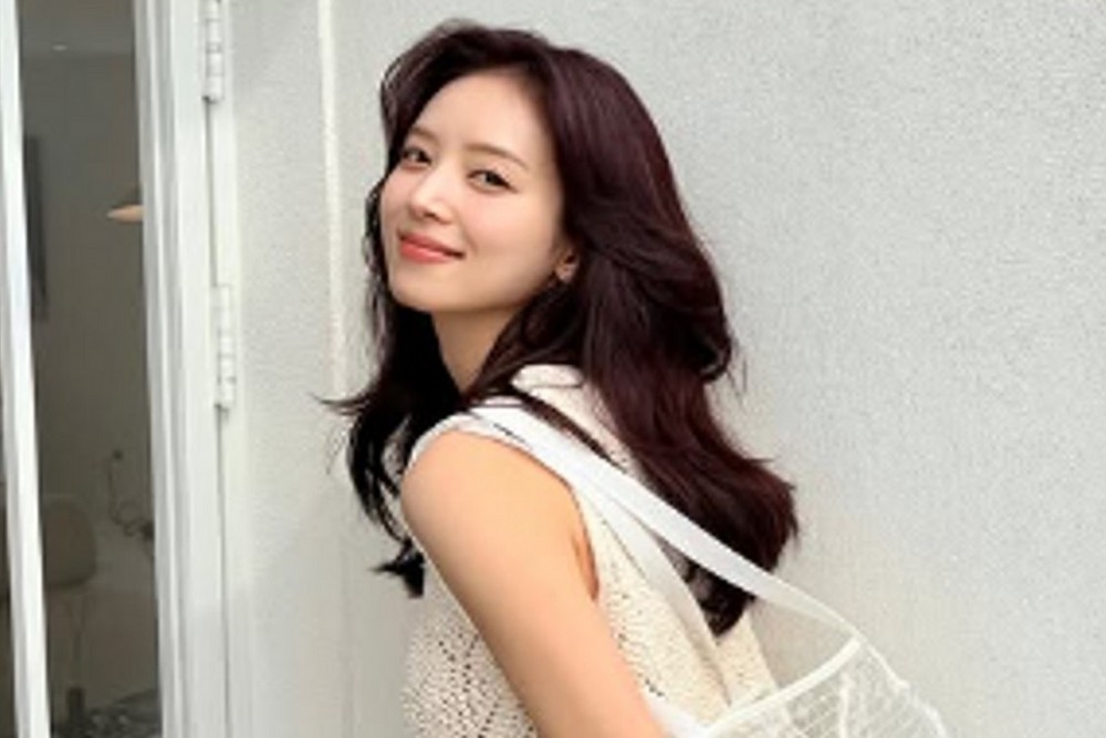 노란 수영복에 섹시한 몸매 어필하는 존예 처자