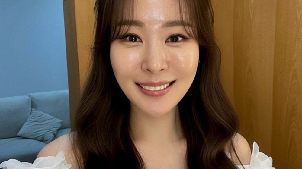 노란 수영복에 섹시한 몸매 어필하는 존예 처자