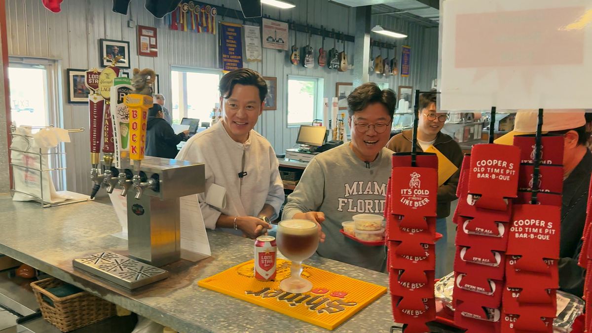 노란 수영복에 섹시한 몸매 어필하는 존예 처자