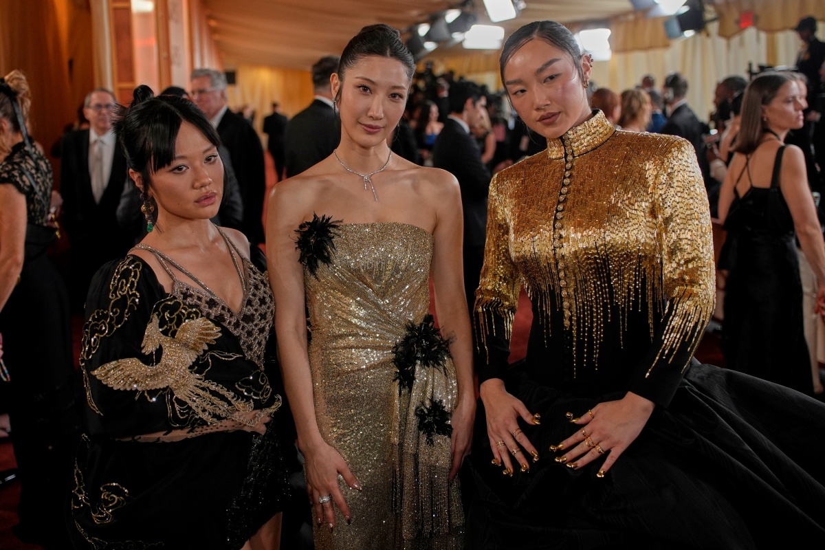 노란 수영복에 섹시한 몸매 어필하는 존예 처자