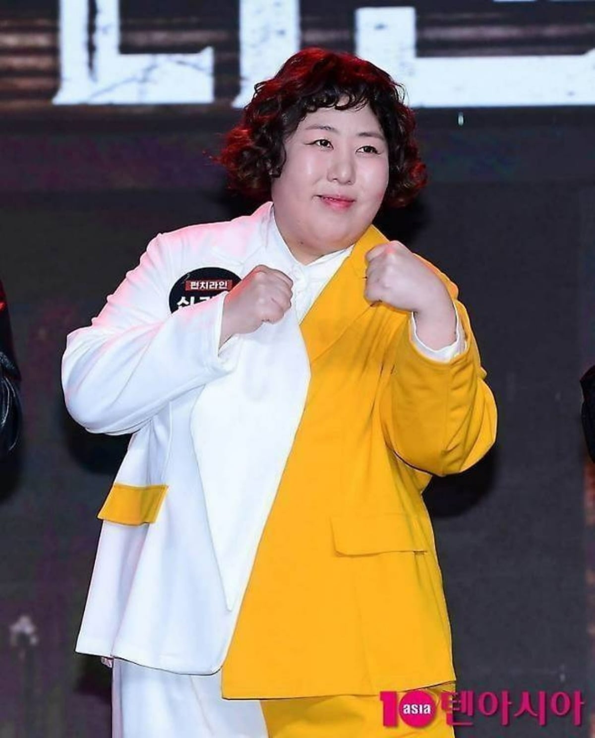 노란 수영복에 섹시한 몸매 어필하는 존예 처자