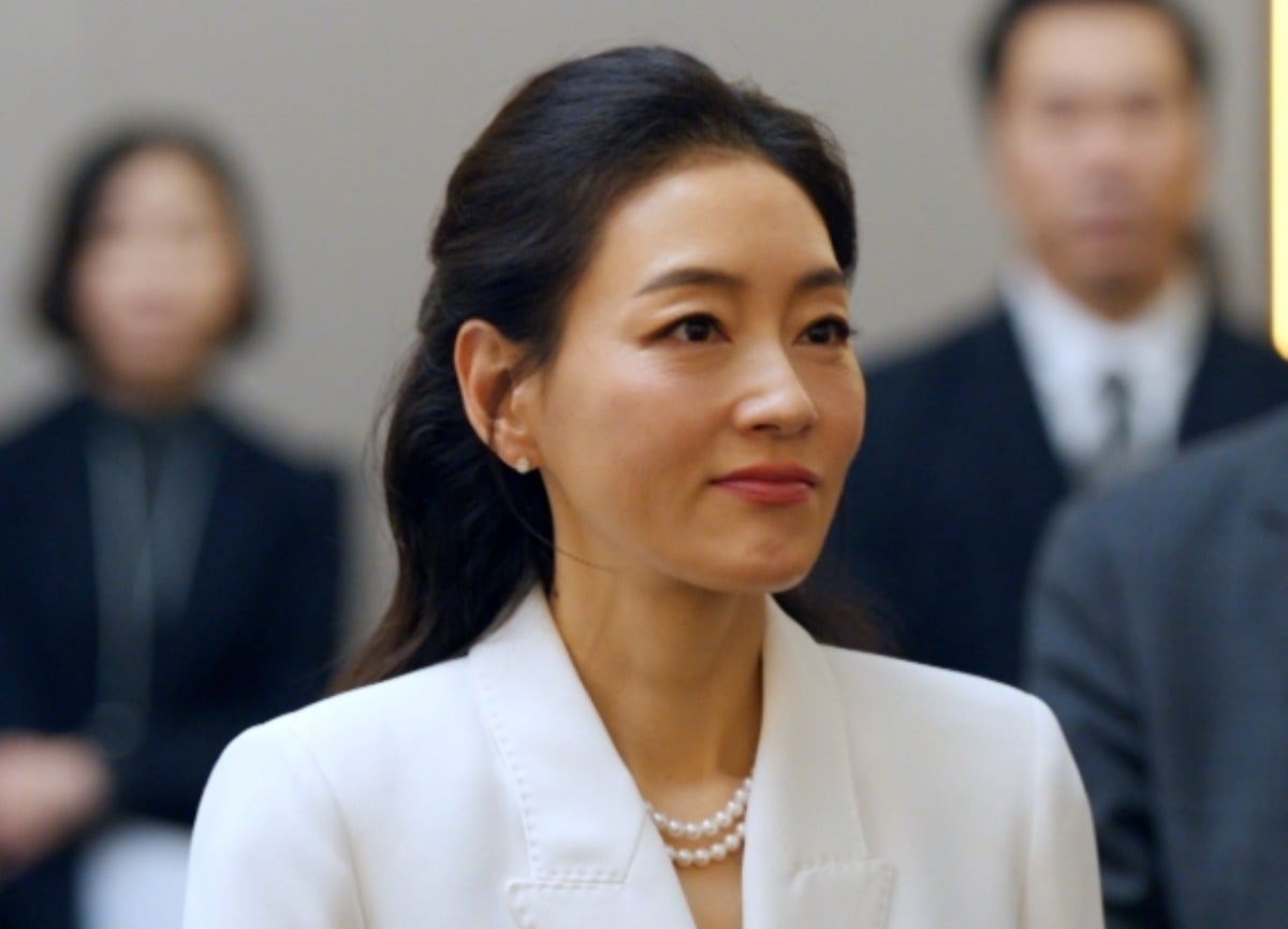 노란 수영복에 섹시한 몸매 어필하는 존예 처자