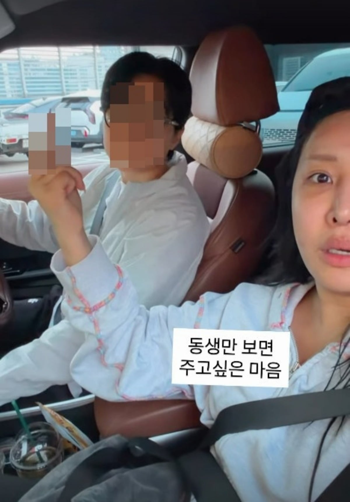 노란 수영복에 섹시한 몸매 어필하는 존예 처자